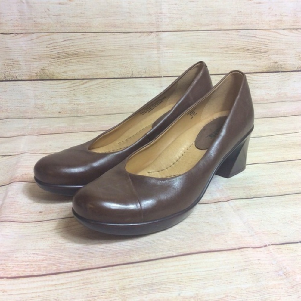 NWOT Earth tamarisk heels. Size 9.5. Brown.
